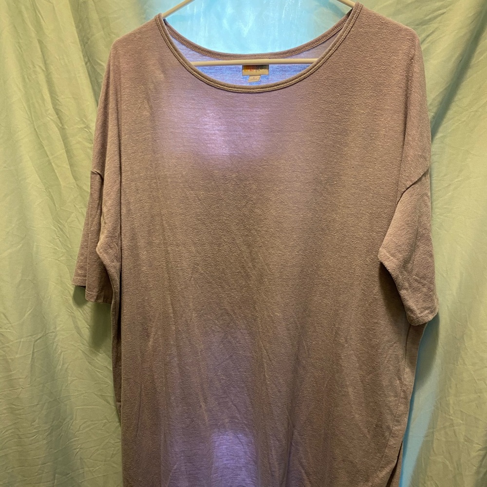 LuLaRoe 3/4 sleeve shirt. With longer back